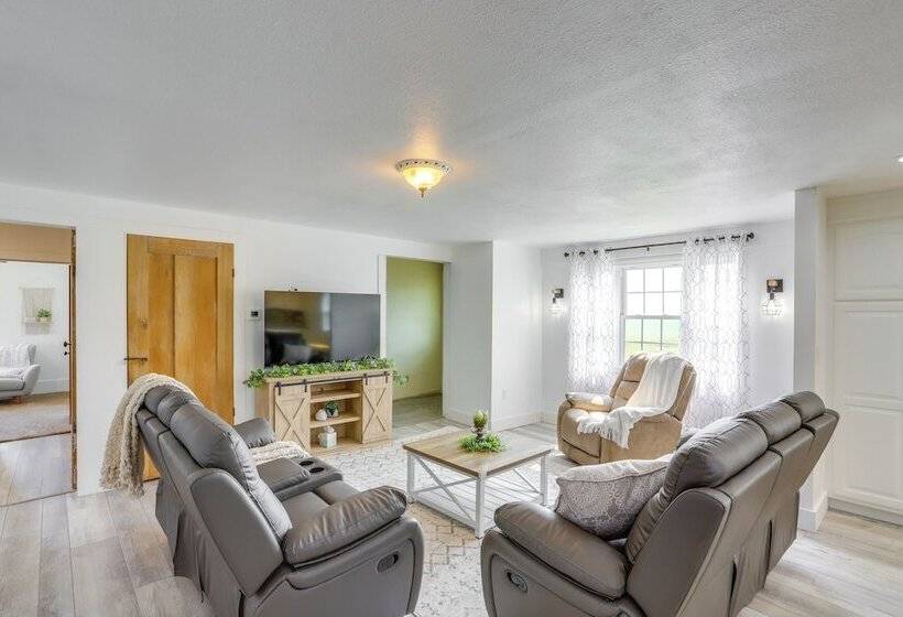 Ohio Farmhouse Retreat W/ Fire Pit & Patio