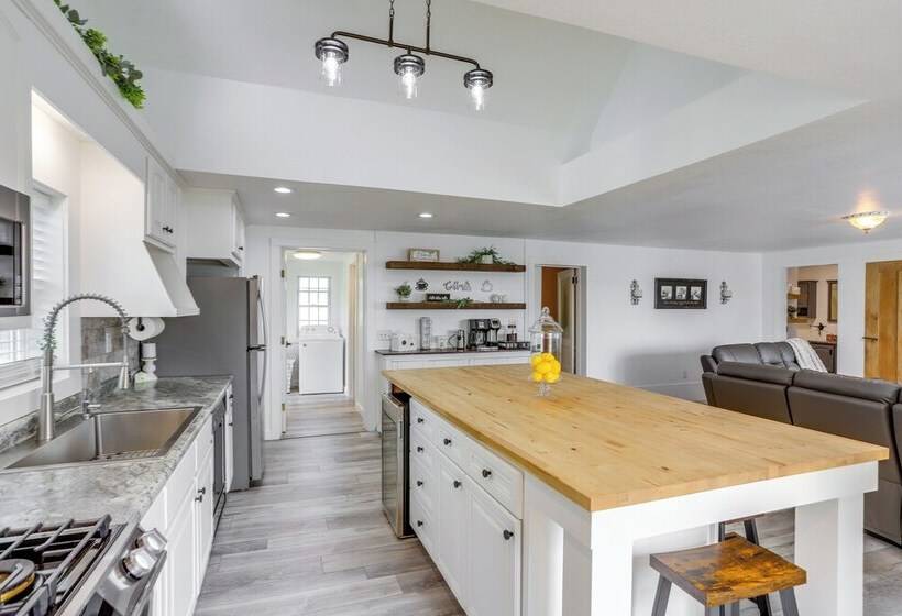 Ohio Farmhouse Retreat W/ Fire Pit & Patio