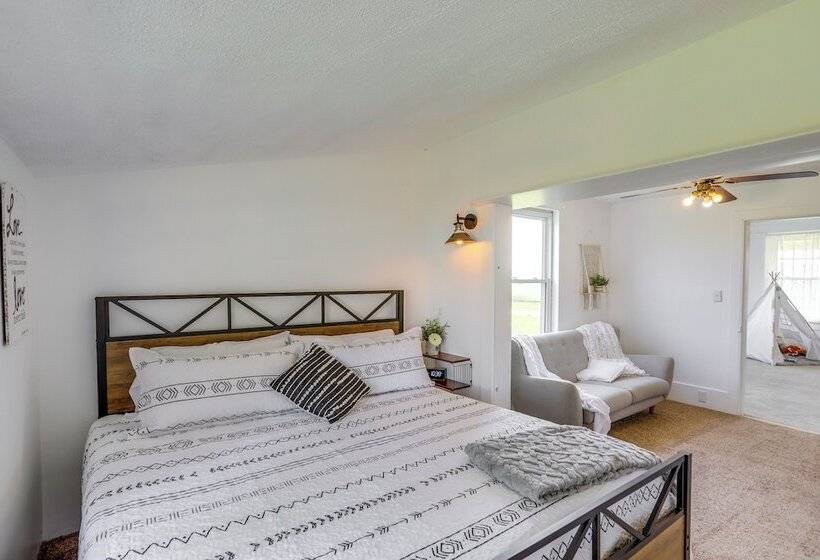 Ohio Farmhouse Retreat W/ Fire Pit & Patio