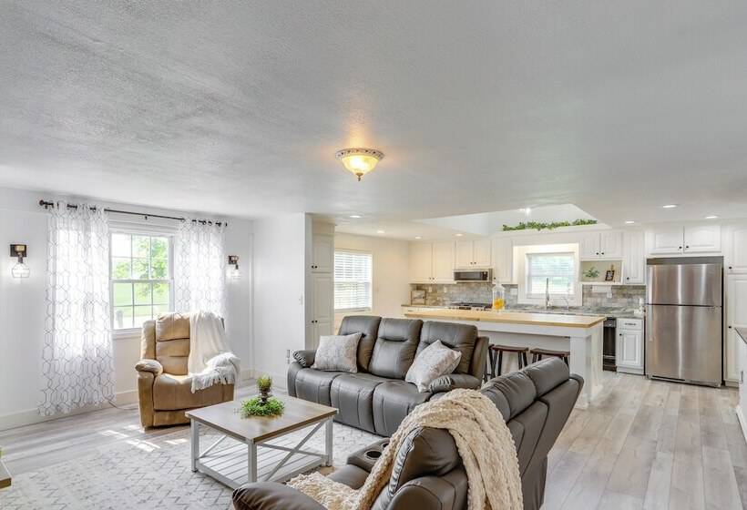 Ohio Farmhouse Retreat W/ Fire Pit & Patio