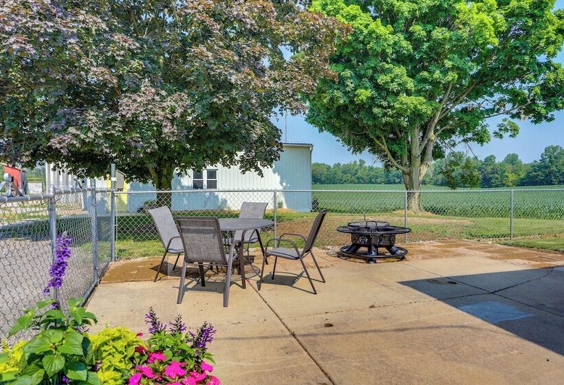 Ohio Farmhouse Retreat W/ Fire Pit & Patio
