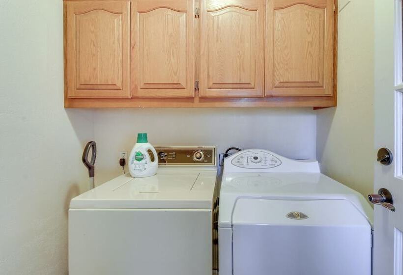 Peaceful Pinetop Cabin W/ Deck & Fire Pit!