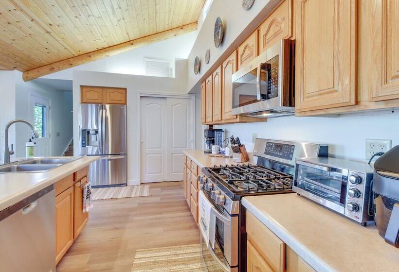 Peaceful Pinetop Cabin W/ Deck & Fire Pit!