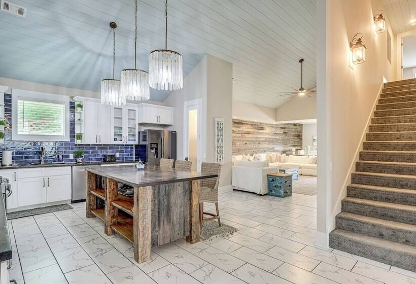 Peaceful St Simons Island Home: 1 Mi To Pier!