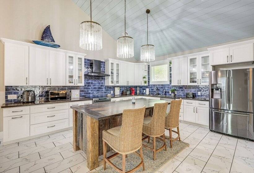 Peaceful St Simons Island Home: 1 Mi To Pier!