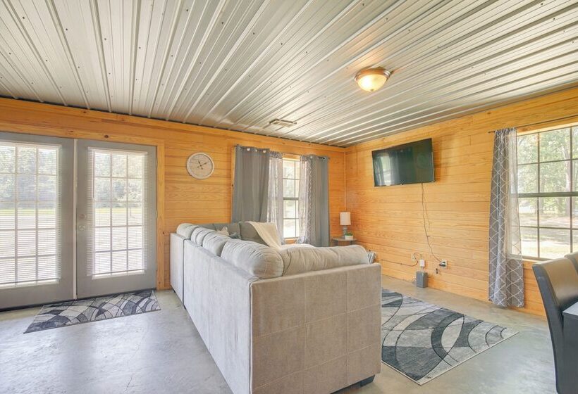 5 Mi To Sardis Lake: Pet Friendly Cabin Rental