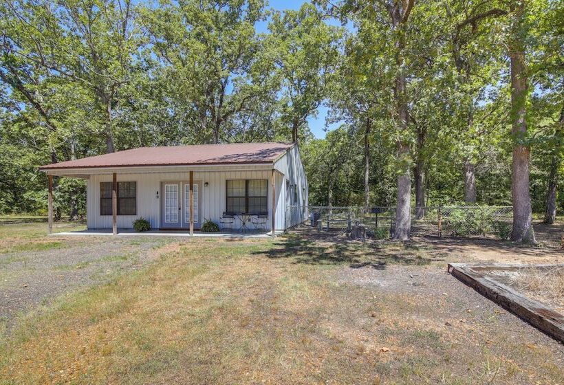 5 Mi To Sardis Lake: Pet Friendly Cabin Rental