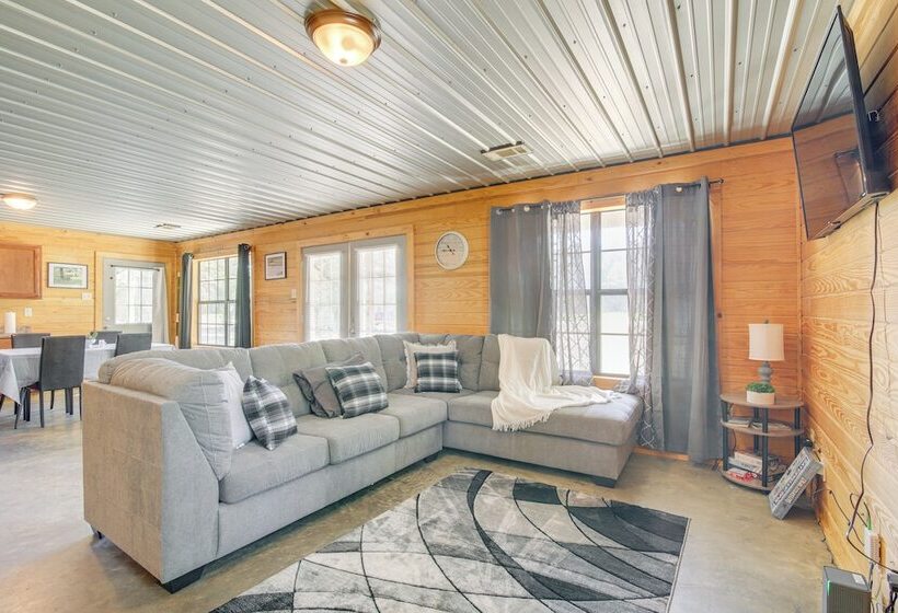 5 Mi To Sardis Lake: Pet Friendly Cabin Rental