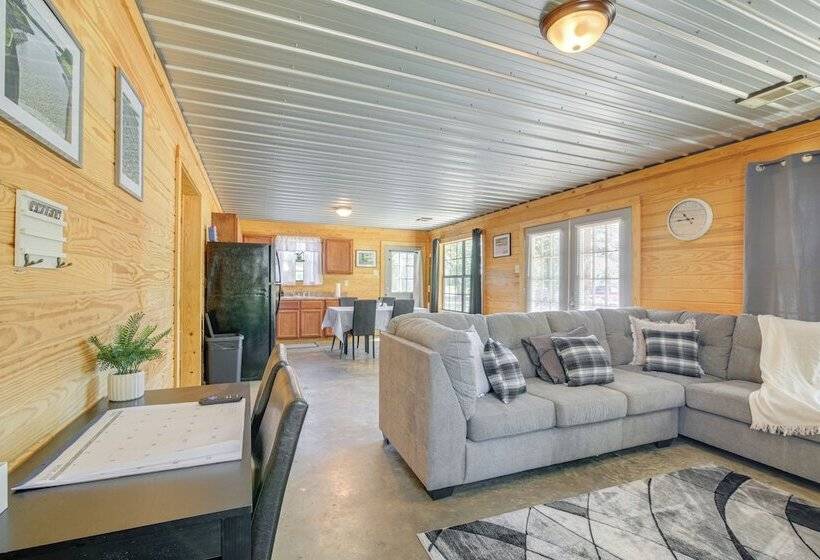 5 Mi To Sardis Lake: Pet Friendly Cabin Rental