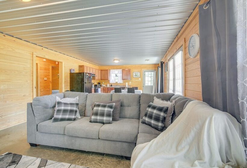 5 Mi To Sardis Lake: Pet Friendly Cabin Rental