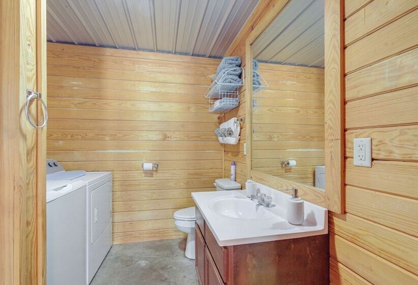 5 Mi To Sardis Lake: Pet Friendly Cabin Rental