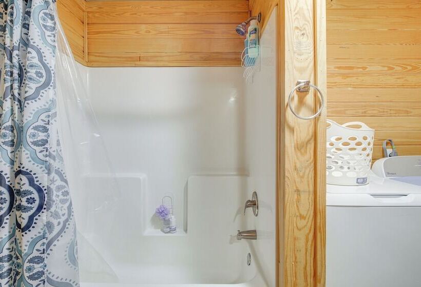 5 Mi To Sardis Lake: Pet Friendly Cabin Rental