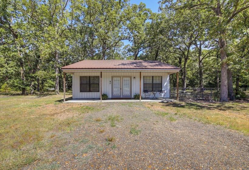 5 Mi To Sardis Lake: Pet Friendly Cabin Rental