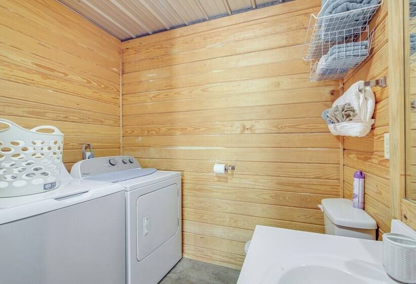 5 Mi To Sardis Lake: Pet Friendly Cabin Rental