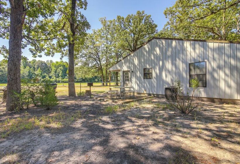 5 Mi To Sardis Lake: Pet Friendly Cabin Rental