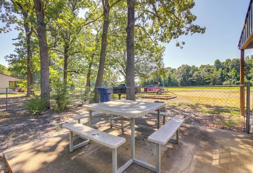 5 Mi To Sardis Lake: Pet Friendly Cabin Rental