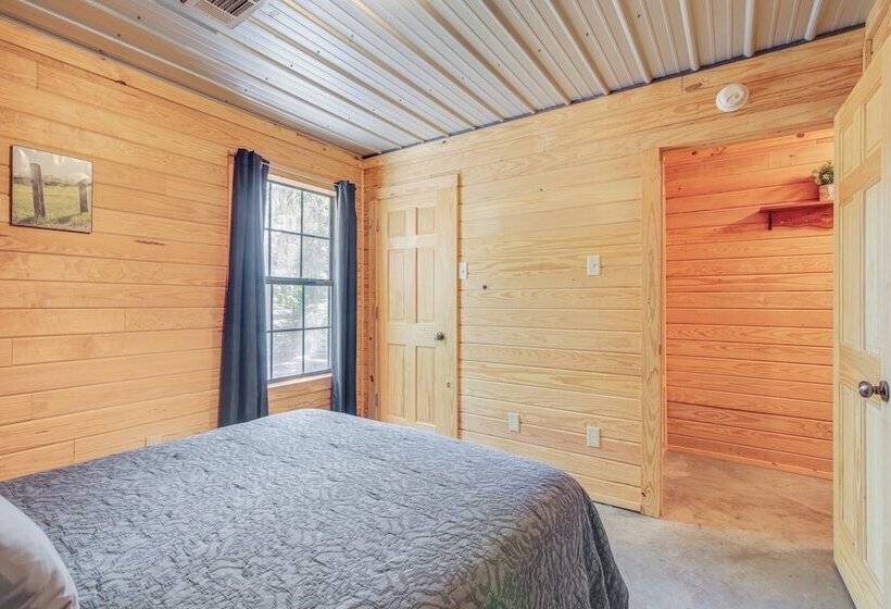 5 Mi To Sardis Lake: Pet Friendly Cabin Rental