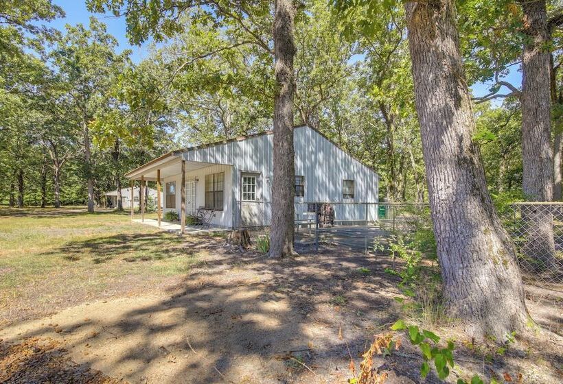 5 Mi To Sardis Lake: Pet Friendly Cabin Rental