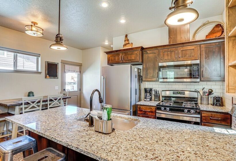 Charming Donnelly Home   1 Mi To Lake Cascade!