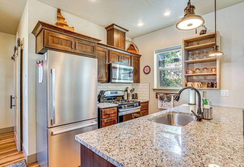 Charming Donnelly Home   1 Mi To Lake Cascade!