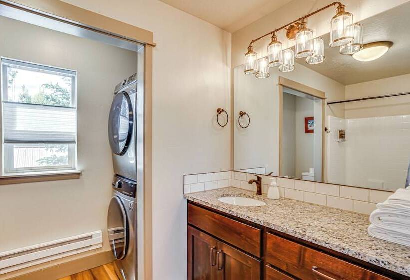 Charming Donnelly Home   1 Mi To Lake Cascade!