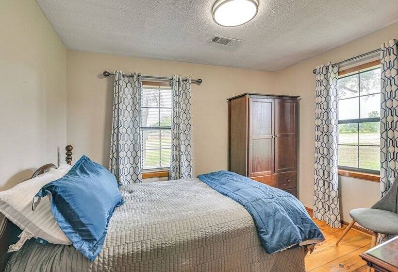 Pet Friendly Ecru Home: Patio & Yard, Near Hiking