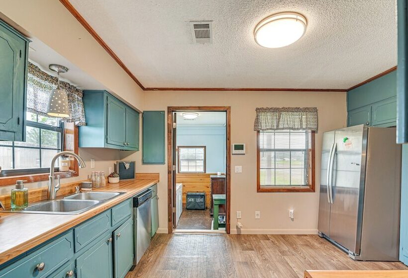 Pet Friendly Ecru Home: Patio & Yard, Near Hiking