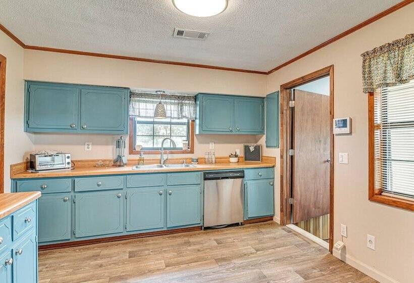 Pet Friendly Ecru Home: Patio & Yard, Near Hiking