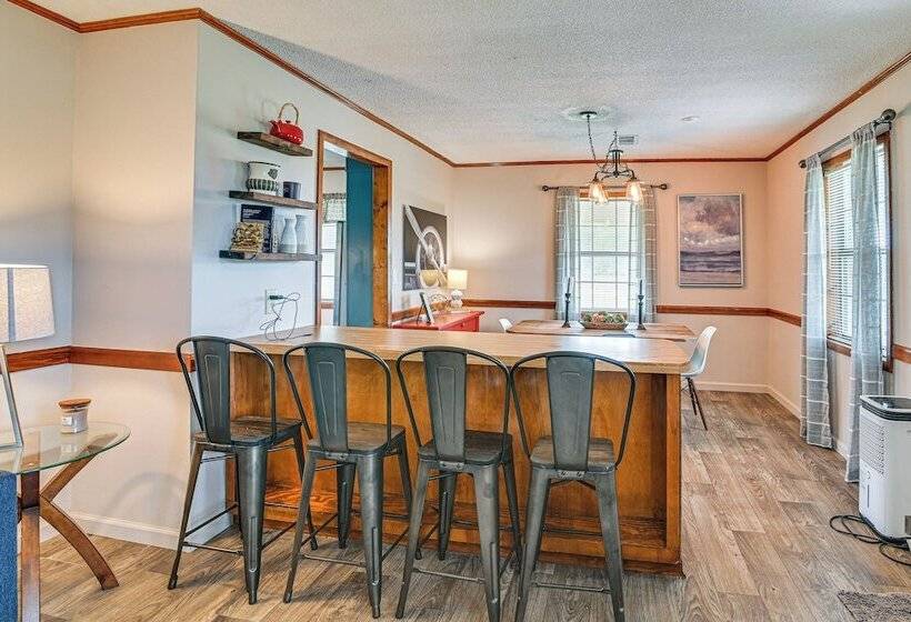 Pet Friendly Ecru Home: Patio & Yard, Near Hiking