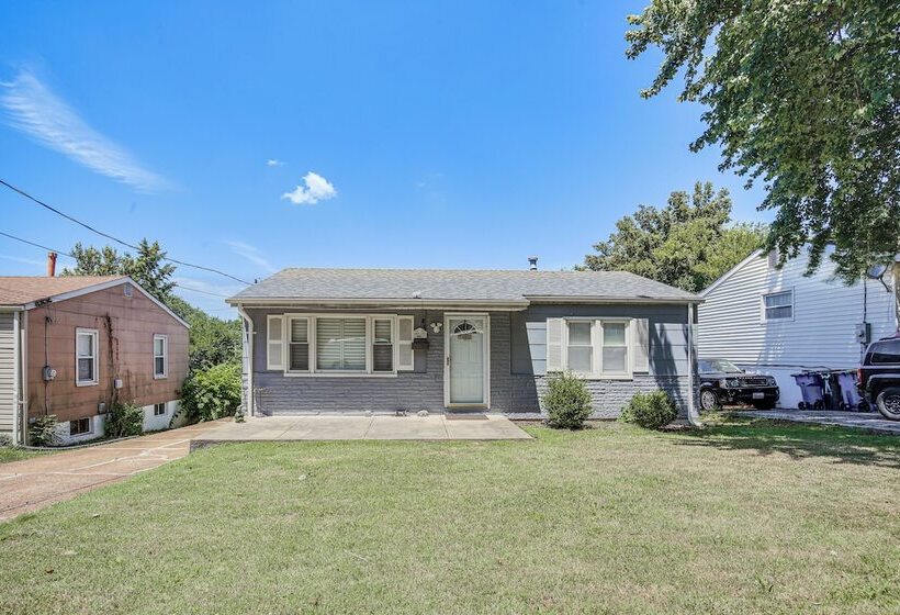 Pet Friendly Home   3 Mi To St Louis Airport