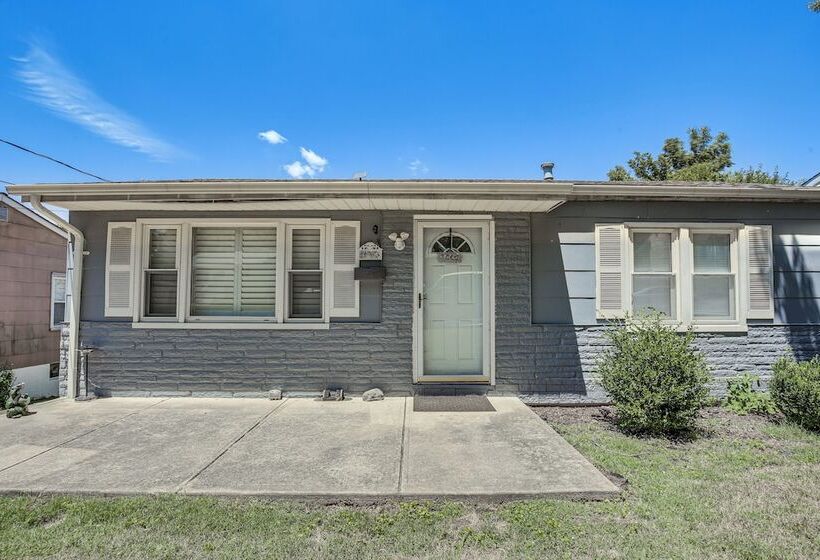 Pet Friendly Home   3 Mi To St Louis Airport