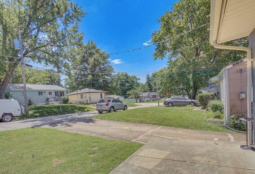 Pet Friendly Home   3 Mi To St Louis Airport