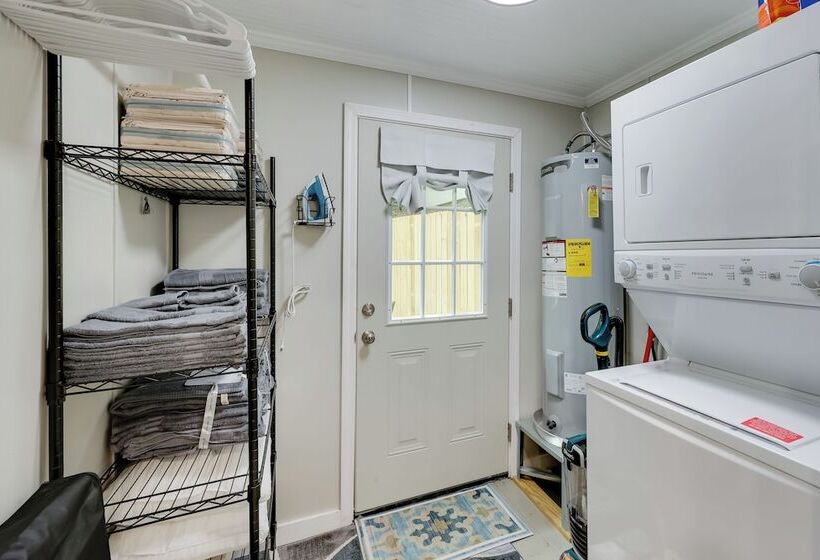 Pet Friendly Home, Near Hot Springs National Park!