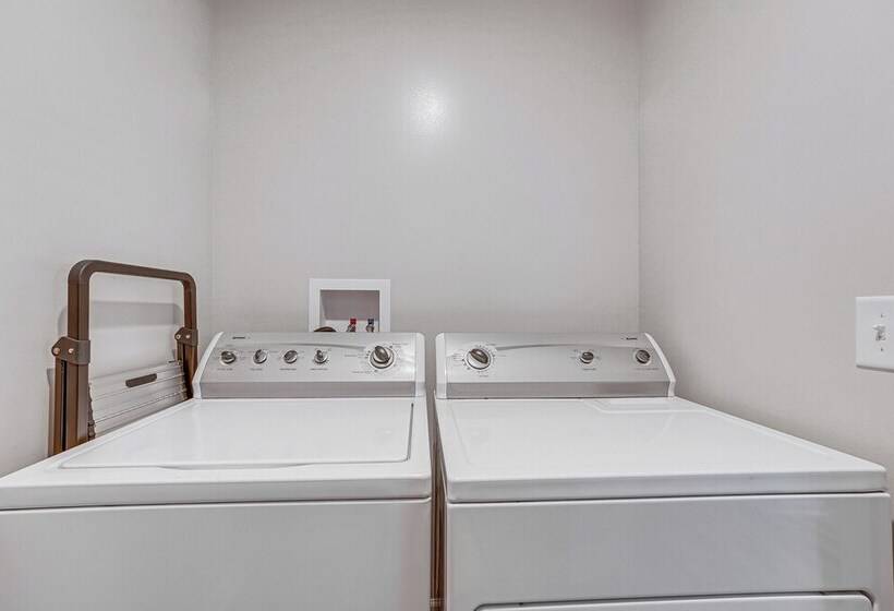 Fire Pit & Patio: Pet Friendly Cabin In Idlewild!