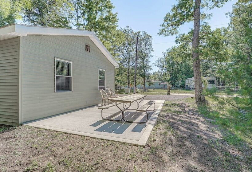Fire Pit & Patio: Pet Friendly Cabin In Idlewild!