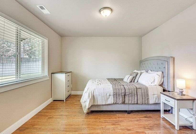 Pet Friendly Klamath Falls Home W/ Private Yard!