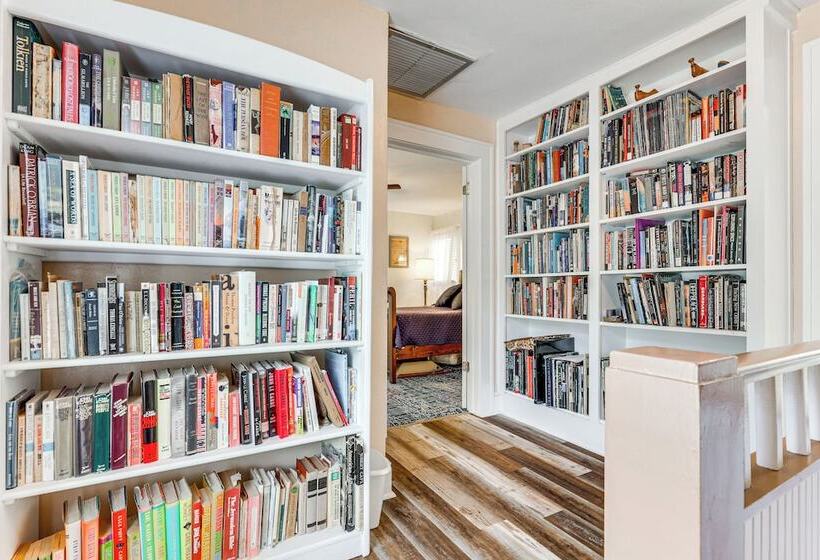 Pet Friendly Tampa Home In Walkable Neighborhood!