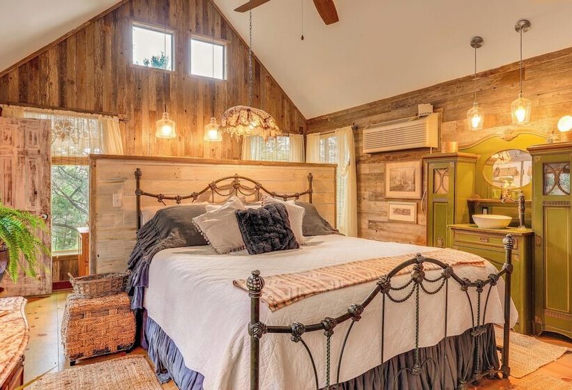 Pet Friendly Wimberley Cabin W/ Fire Pit & Hot Tub