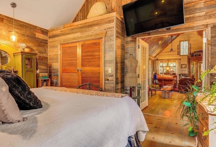 Pet Friendly Wimberley Cabin W/ Fire Pit & Hot Tub