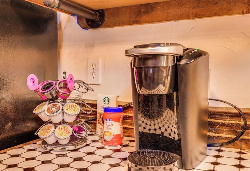 Pet Friendly Wimberley Cabin W/ Fire Pit & Hot Tub