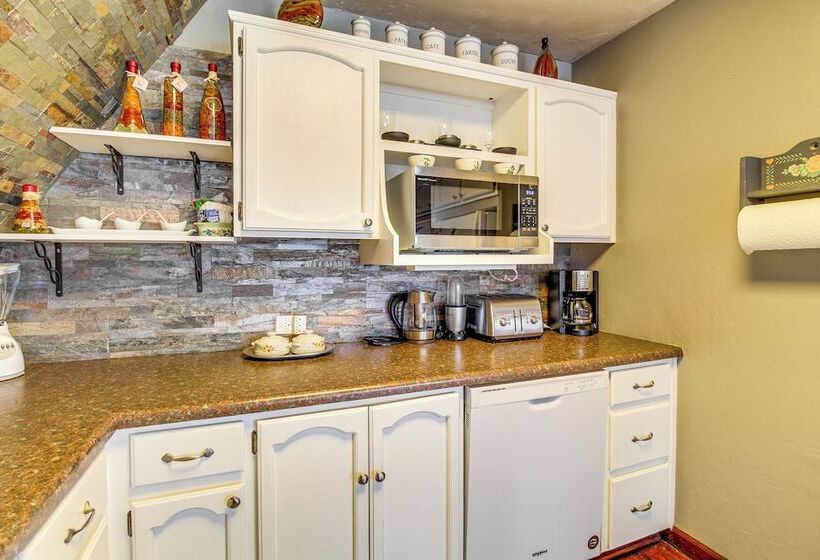 Pinetop Cabin W/ Private Fire Pit & Mountain Views