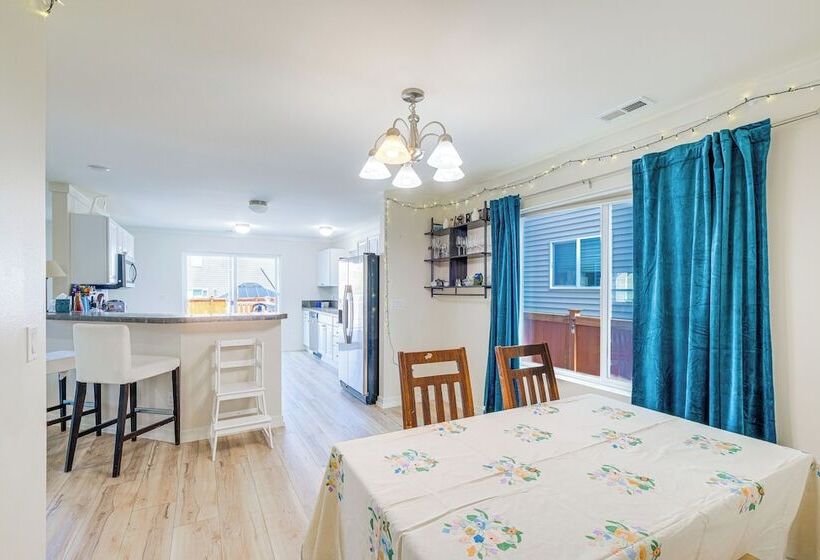 Family Friendly Port Orchard Holiday Retreat!