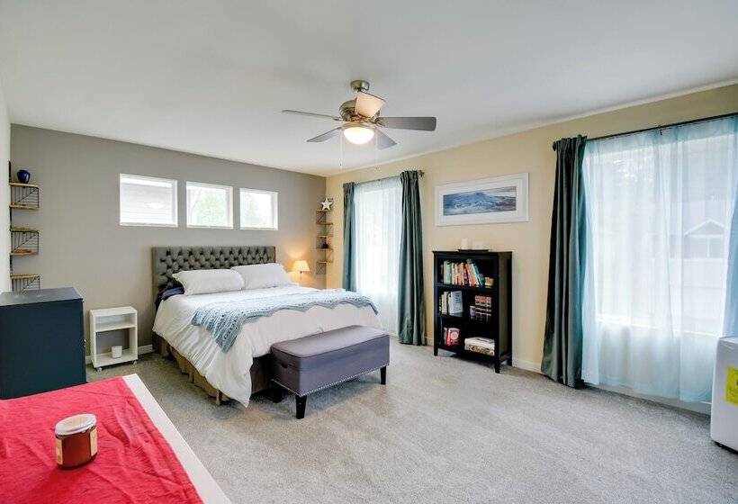 Family Friendly Port Orchard Holiday Retreat!