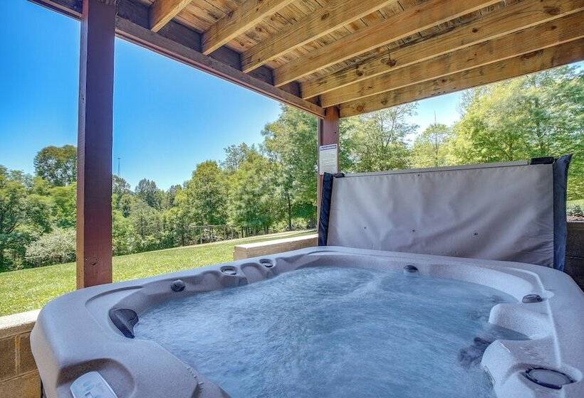 Quiet Family Cabin In Hamden: Hot Tub + Game Room!