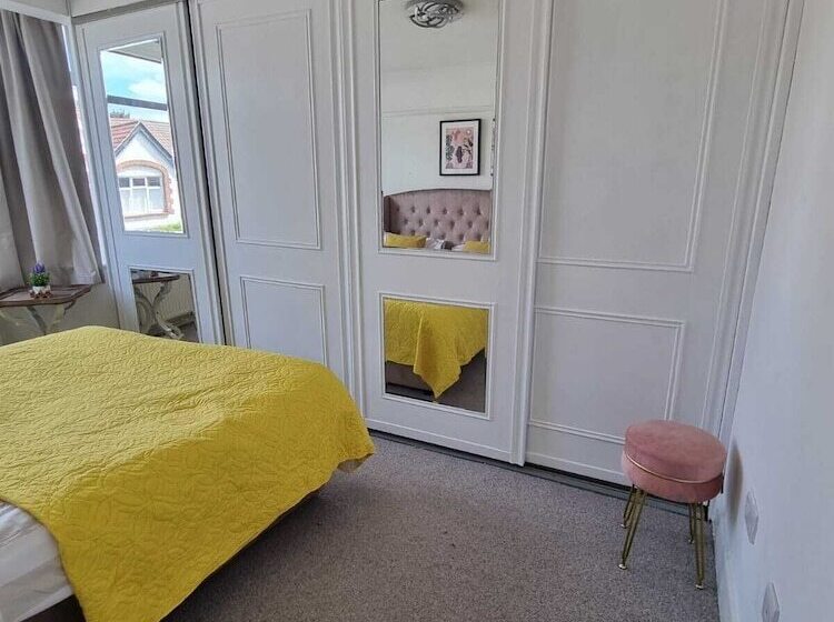 إقامة Large 4 Bed Terraced House