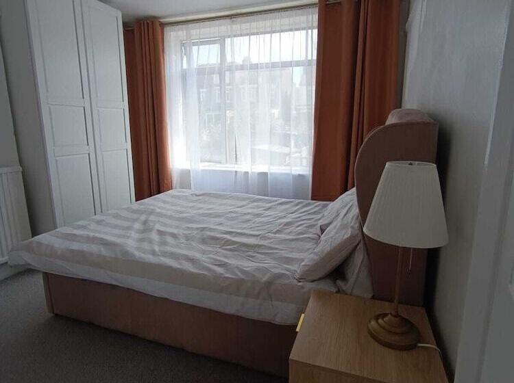 إقامة Large 4 Bed Terraced House