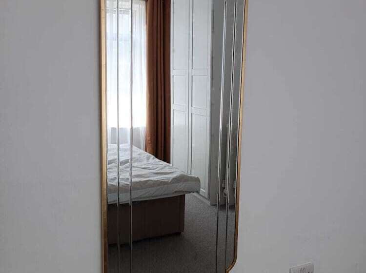 إقامة Large 4 Bed Terraced House