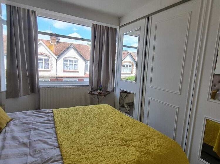 إقامة Large 4 Bed Terraced House