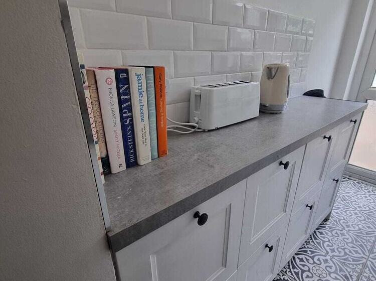 إقامة Large 4 Bed Terraced House