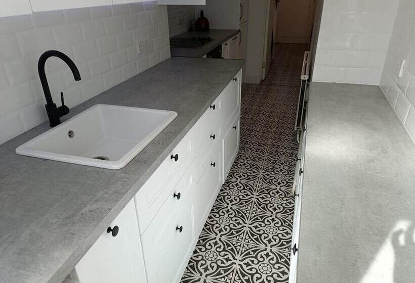 إقامة Large 4 Bed Terraced House